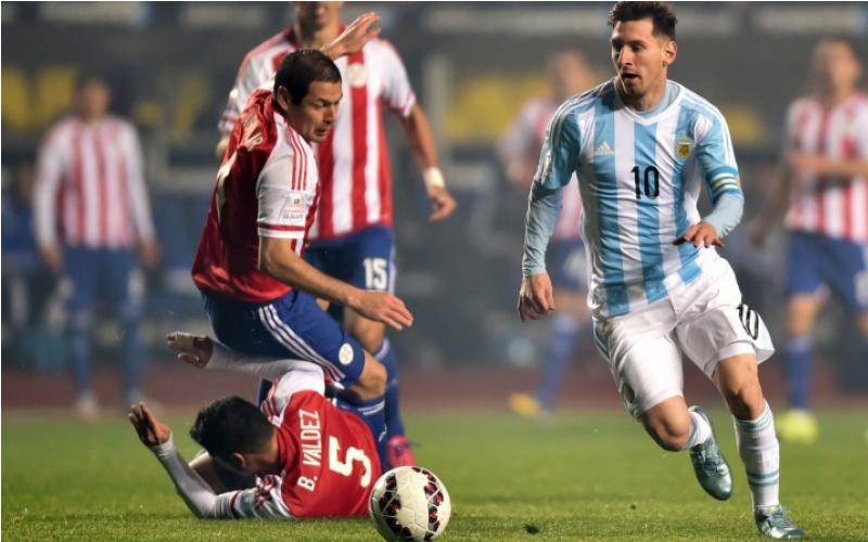 Messi y una costumbre: hacer chocar a dos rivales