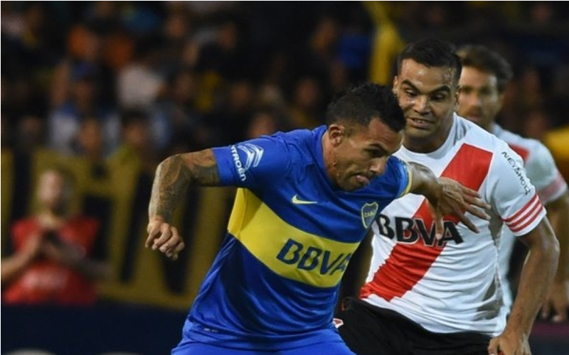 Carlos Tevez frente a River